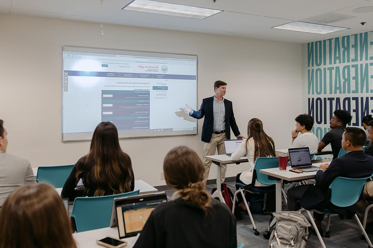 Students listen to an organizational 领导 lecture.